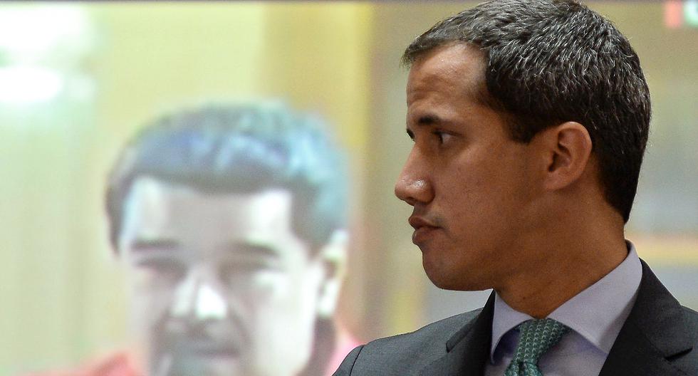 En esta foto de archivo tomada el 3 de septiembre de 2019, el líder de la oposición de Venezuela, Juan Guaidó, gesticula frente a una pantalla donde aparece el presidente Nicolás Maduro durante una sesión en la Asamblea Nacional. (Foto de Matías Delacroix / AFP).