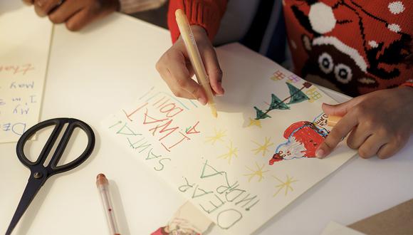 Los niños se divierten dibujando y enviando sus mejores deseos  Papá Noel. (Foto: pexels.com)