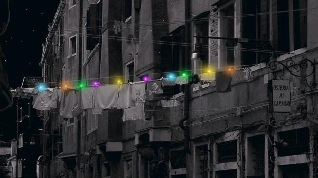 Ganchos de ropa solares iluminan las calles de noche - 1