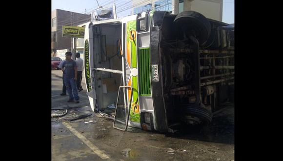 Un muerto y 40 heridos por vuelco de bus en Trujillo