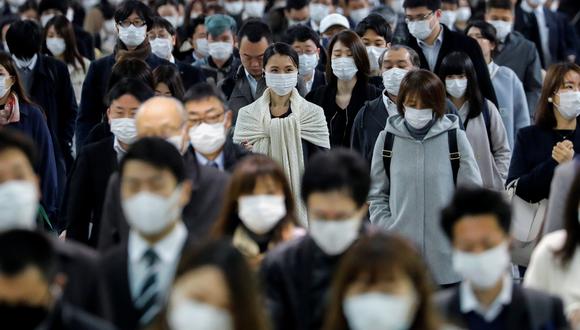 Coronavirus en Japón | Ultimas noticias | Último minuto: reporte de infectados y muertos lunes 20 de abril del 2020 | Covid-19 | Personas que usan máscaras faciales esperan el transporte en la estación de metro Shinagawa durante la hora pico. (REUTERS / Kim Kyung- Hoon).