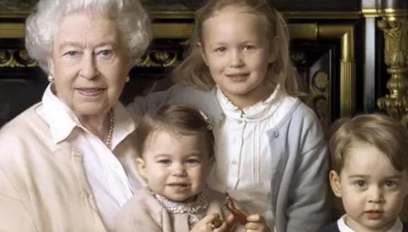 Isabel II y 3 de sus bisnietos.