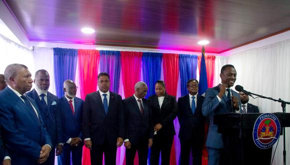 Los nueve miembros del Consejo Presidencial de Transición juraron sus cargos en el Palacio Nacional haitiano y fueron investidos en la oficina del primer ministro. (Photo by Clarens SIFFROY / AFP)