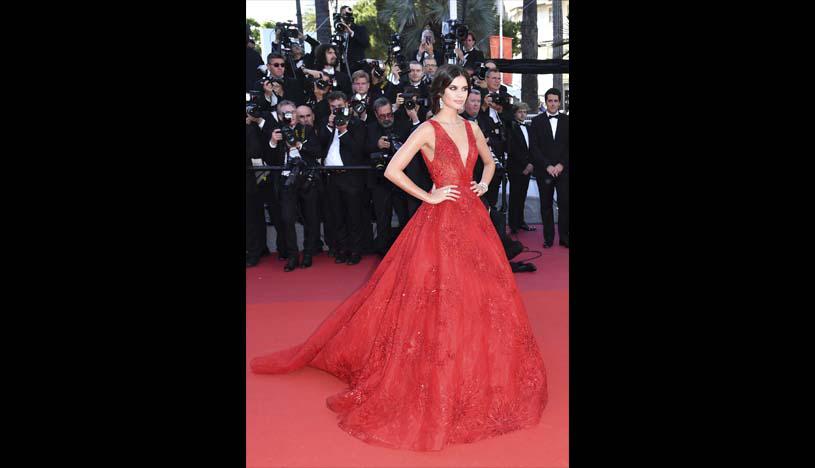 Sara Sampaio. La modelo no pasó desapercibida con este vestido rojo que tenía un escote en pico. Además, los prints de fuegos artificiales le dan un toque muy original a este diseño de Zuhair Murad. (Foto: AFP)