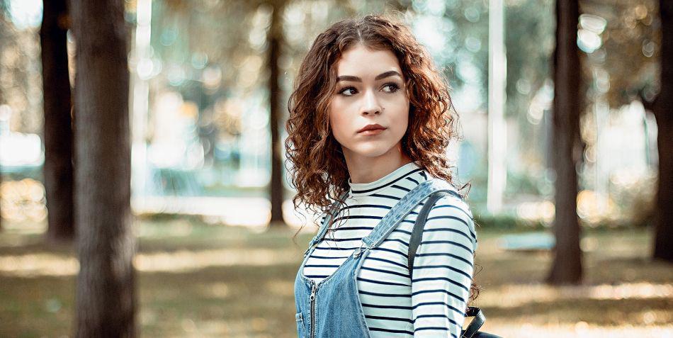 Aquel vestido de verano u overol de jean puede ser usado perfectamente si le pones una camiseta abrigadora debajo. (Foto: Pixabay)