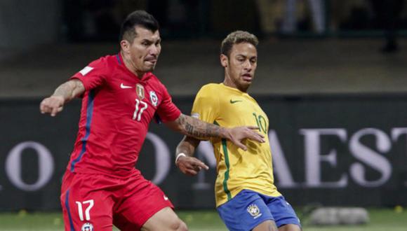 Al cierre del primer tiempo en el partido entre Chile y Brasil, por la última fecha de las Eliminatorias, Gary Medel le mentó la madre a Neymar y a Tite. Ambos quedaron muy mortificados. (Foto: AFP)