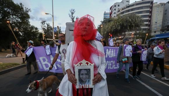 Activistas, grupos feministas y de derechos humanos participan en una "marcha de luz", el 11 de septiembre de 2023, en Quito, Ecuador, por el feminicidio de la abogada María Belén Bernal. (Foto de José Jácome / EFE)