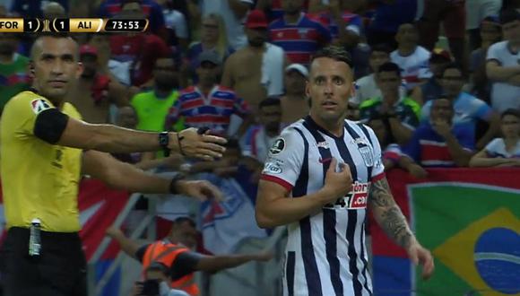 Lavandeira quedó sorprendido luego de que el técnico de Alianza Lima decidiera sacarlo del terreno de juego. (Foto: Captura FB Watch)
