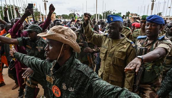 El Coronel-Mayor Amadou Abdramane del Consejo Nacional para la Salvaguardia de la Patria (CNSP) de Níger es recibido por sus seguidores a su llegada al Stade General Seyni Kountche en Niamey el 6 de agosto de 2023. (Foto de AFP)