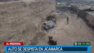 Jicamarca: chofer de automóvil se salva de milagro tras caer a un barranco | VIDEO