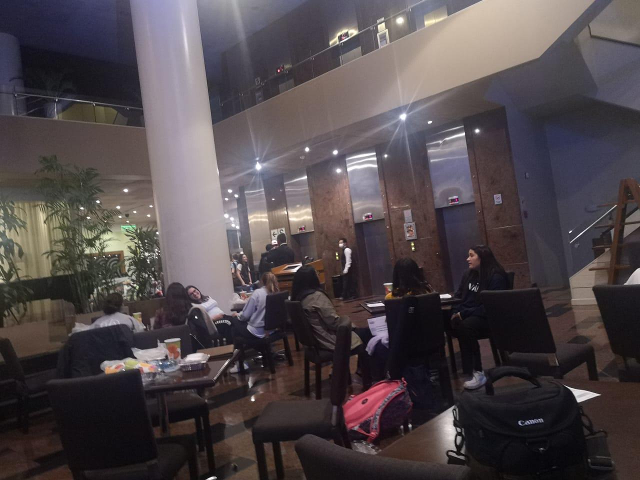 Un total de 238 jóvenes reclaman por presunta mala organización a su llegada al hotel de San Isidro.