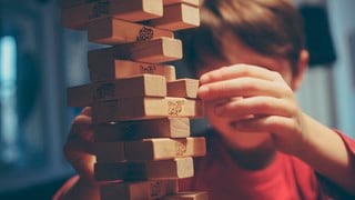 El impensado truco para jugar jenga se vuelve viral en las redes sociales