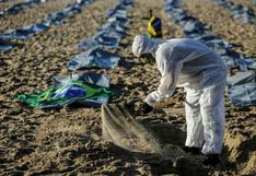 Colocan 400 bolsas para cadáveres en la playa de Copacabana por las víctimas del coronavirus en Brasil