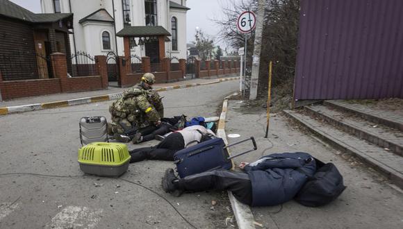 Una familia que escapaba de Irpin, Ucrania, fue alcanzada por disparos de morteros rusos el domingo 6 de marzo de 2022. (Foto AP/Diego Herrera Carcedo).