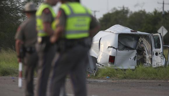Agentes del Departamento de Seguridad Pública de Texas se paran cerca de un vehículo donde varias personas murieron después de que la camioneta que transportaba a migrantes se volcó al sur de la comunidad de Encino en el condado de Brooks, el miércoles 4 de agosto de 2021 en Encino, Texas.. (Delcia Lopez/The Monitor/AP).