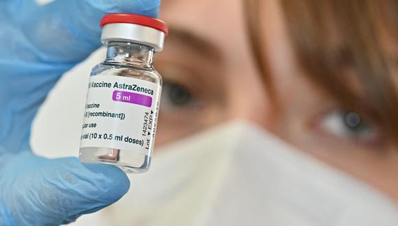 Un responsable de la EMA confirma un vínculo entre la vacuna de AstraZeneca contra el coronavirus y las trombosis. (ANDREAS SOLARO / AFP).