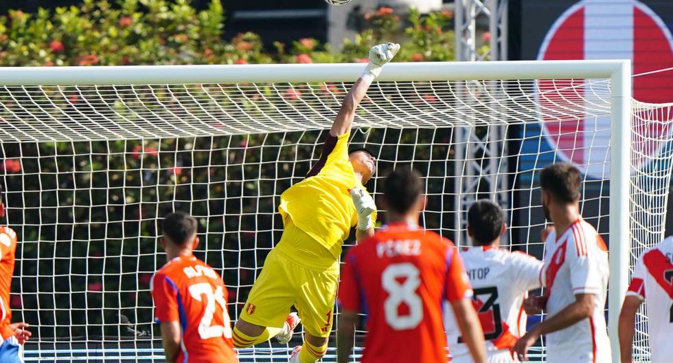 Diego Romero tuvo cuatro intervenciones de gran nivel para evitar los goles chilenos. (Foto: FPF)