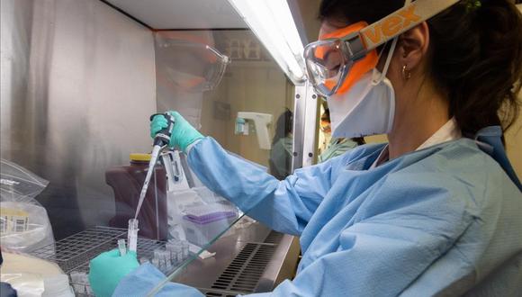 Las muestras tomadas a los sospechosos con coronavirus pasan por dos pruebas. Es recién con la segunda que se confirma la enfermedad  (Foto: El Periódico)