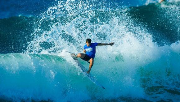 HALEIWA, HAWAII - NOVEMBER 26: Lucca Mesinas of Peru surfing in Heat 8 of the Round of 64 at the Michelob ULTRA Pure Gold Haleiwa Challenger on November 26, 2021 in Haleiwa, Hawaii. (Photo by Brent Bielmann/World Surf League)
