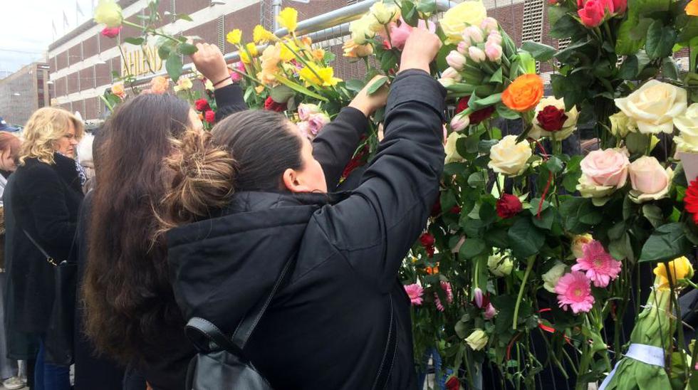 Desde la primera hora, muchos ciudadanos de Estocolmo depositaron flores, velas y tarjetas con mensajes a las v&iacute;ctimas o contra el terrorismo. (Foto:AFP)