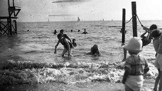 Postal inédita de una playa en Lima