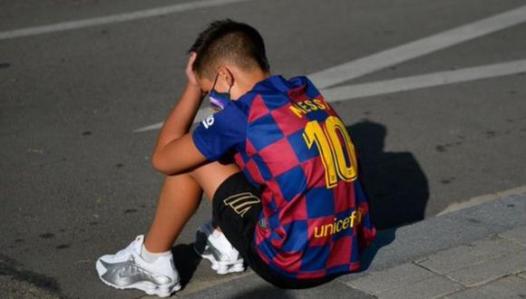 Su imagen esperando la llegada de Lionel Messi al club se hizo viral. Tras unos días de suspenso, el niño cuenta cómo vivió la novela entre el Barcelona y el argentino. (Foto: EFE)
