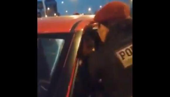 La mujer intervenida agredió a la policía. (Foto: Captura/Twitter)