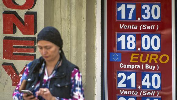 El dólar se cotizaba a 19,9 pesos en México este martes. (Foto: AFP)