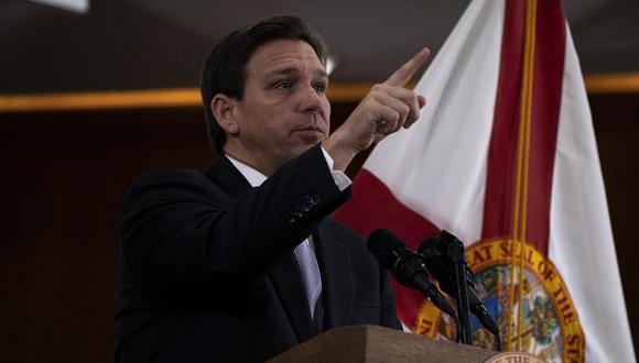 El gobernador de Florida, Ron DeSantis, responde preguntas de los medios de comunicación en el Capitolio del Estado de Florida en Tallahassee, Florida, el 7 de marzo de 2023. (Foto de CHENEY ORR / AFP)