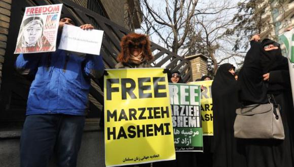 "Todos somos Marzieh" y "Liberad, liberad a Marzieh Hashemi" fueron algunos de los lemas gritados por los manifestantes y escritos en inglés en las pancartas. (Foto: AFP)