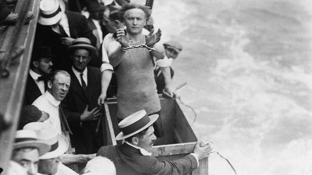 Lahiri quería imitar uno de los famosos trucos de Harry Houdini.