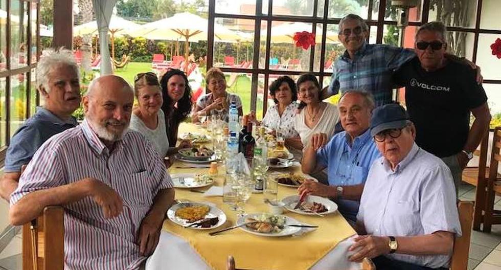 Alfredo Bryce Echenique compartió la mesa con sus amigos más cercanos al cumplir 81 años. (Foto: Alonso Cueto / Vía Facebook)