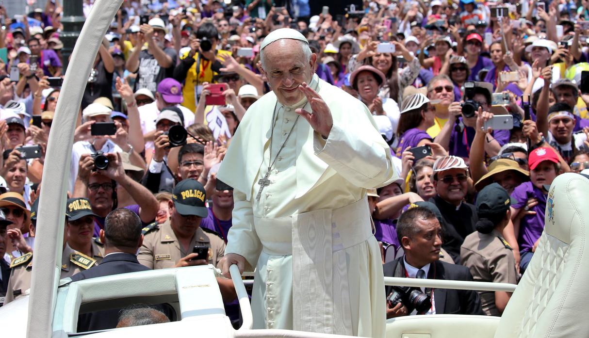 El papa Francisco estuvo en la mañana en la Plaza de Armas y fue recibido por una multitud. (Foto: Reuters)