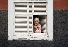 La gran sorpresa de Navidad que recibió una solitaria mujer que pasa sus días saludando a la gente desde su ventana