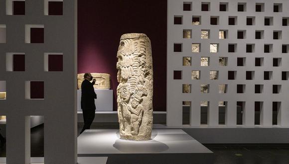 Una persona mira una escultura maya durante la vista previa para la prensa de "Vidas de los dioses: la divinidad en el arte maya" en el Museo Metropolitano de Arte de la ciudad de Nueva York el 14 de noviembre de 2022. (Foto referencial de ANGELA WEISS / AFP)