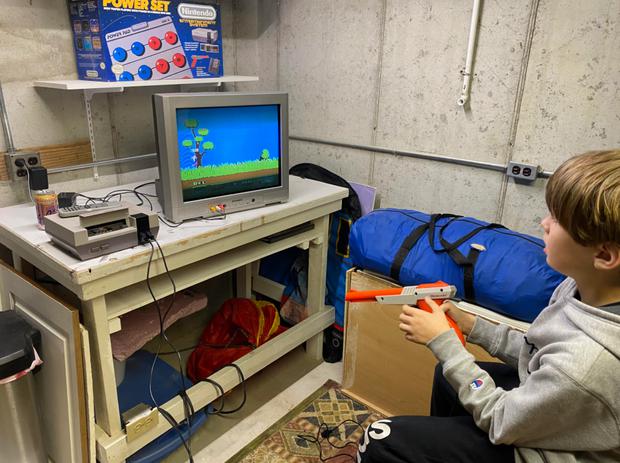El recordado 'Mata Patos' de NES no puede ser disfrutado en televisores LCD o LED ya que la tecnología de rayos catódicos no funciona en ellos. (Foto: Reddit)