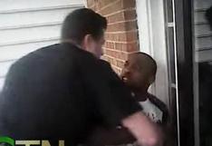 Policía lo detuvo por estar sentado en la puerta de su propia casa