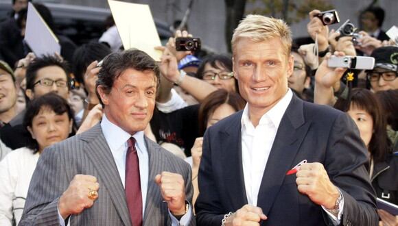 Sylvester Stallone y Dolph Lundgren posan a su llegada a una conferencia de prensa para su película "The Expendables" en Tokio el 26 de septiembre de 2010 (Foto: Yoshikazu Tsuno / AFP)