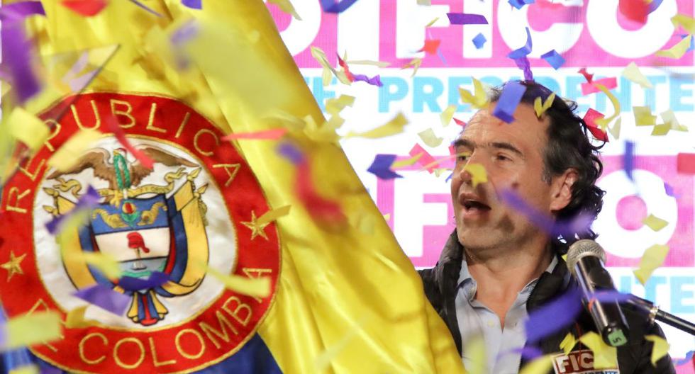 El candidato presidencial colombiano Federico Gutiérrez celebra después de ganar la nominación de su coalición de derecha para postular para presidente de Colombia. (DANIEL MUÑOZ / AFP).