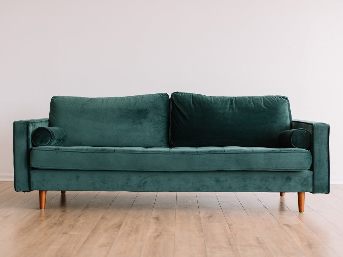 Foto Una mujer está limpiando un sofá con una aspiradora – Limpieza Imagen  en Unsplash
