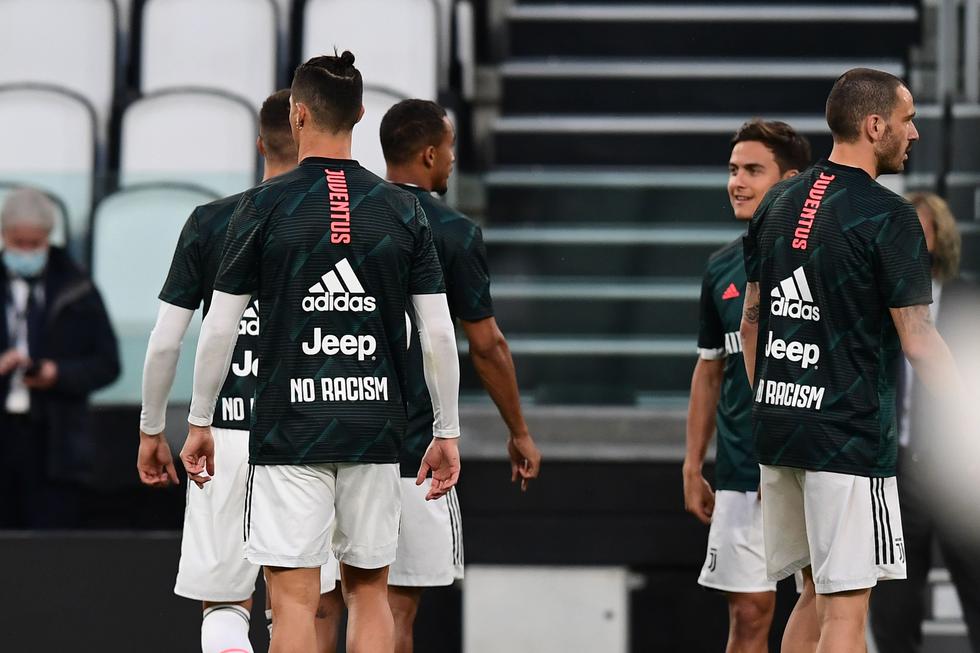 Juventus salió a calentar con su habitual indumentaria que tenía grabada la frase: #NoRacism | Foto: AP/EFE/AFP