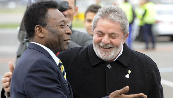 El ex futbolista brasileño Pelé (izq) saluda al presidente brasileño Luiz Inácio Lula da Silva a la llegada de Lula a Copenhague para apoyar la candidatura olímpica de Río 2016 el 30 de septiembre de 2009.
