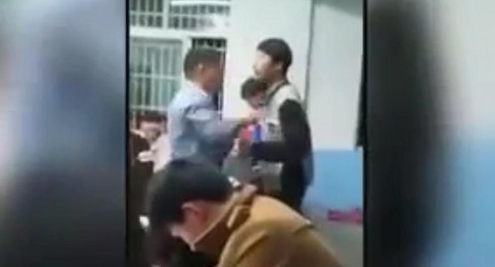 Profesor fue golpeado brutalmente por sus estudiantes. (Foto: Captura)