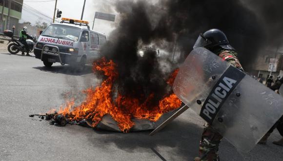 Momento en que la Policía Nacional restablece el tránsito en la Carretera Central. (Foto: Julio Reaño / @photo.gec)