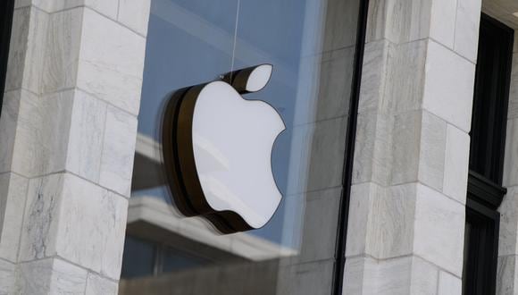 El logotipo de Apple en la entrada de una tienda Apple en Washington, DC.