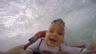 YouTube: bebé de nueve meses corre olas con su padre (VIDEO)