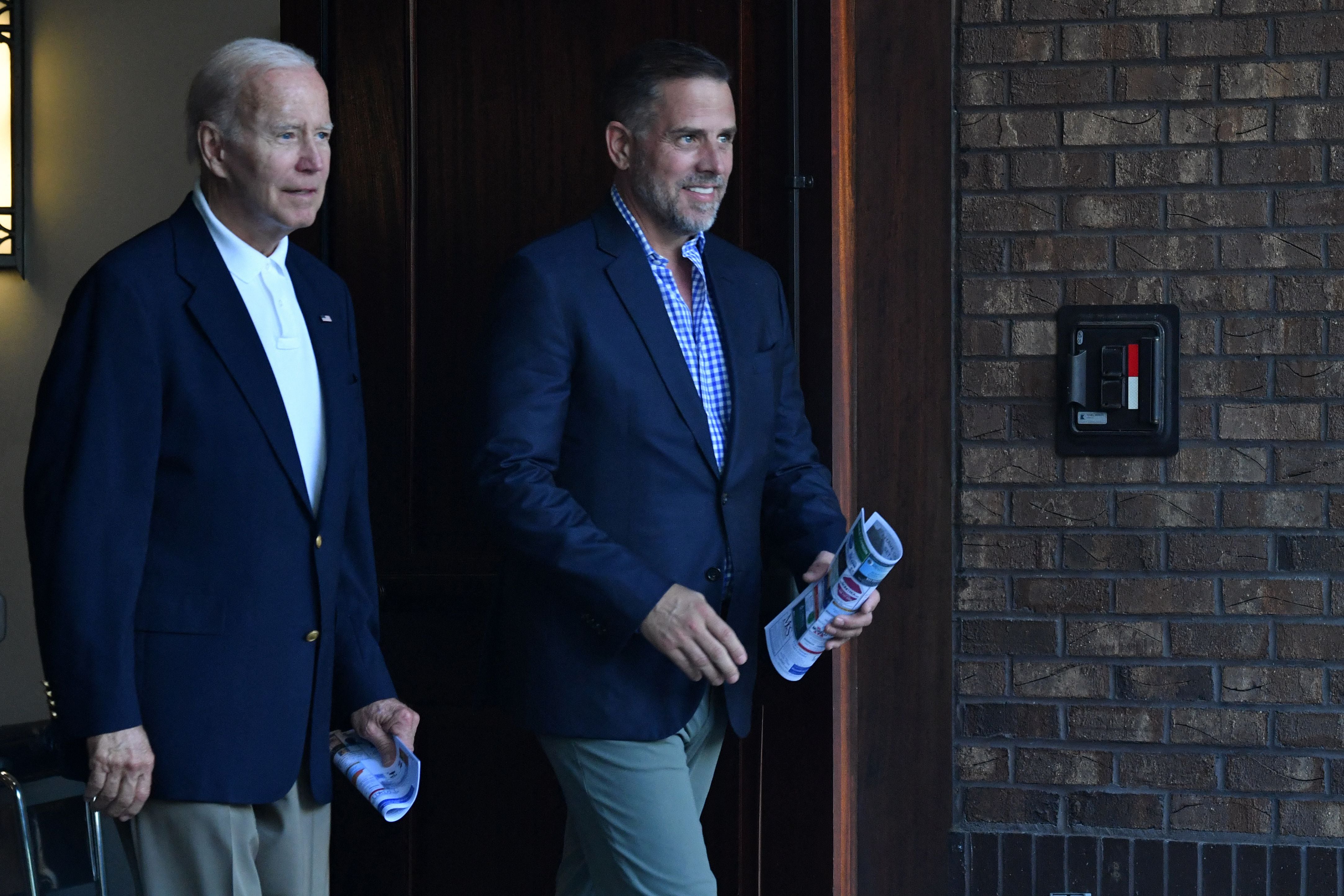 El presidente estadounidense Joe Biden (izq.) junto a su hijo Hunter Biden. (Foto de Nicholas Kamm / AFP)