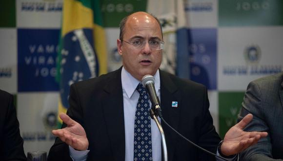 En esta foto de archivo tomada el 23 de septiembre de 2019, el gobernador de Río de Janeiro, Wilson Witzel, hace un gesto durante una conferencia de prensa en Río de Janeiro, Brasil. (Foto: AFP).