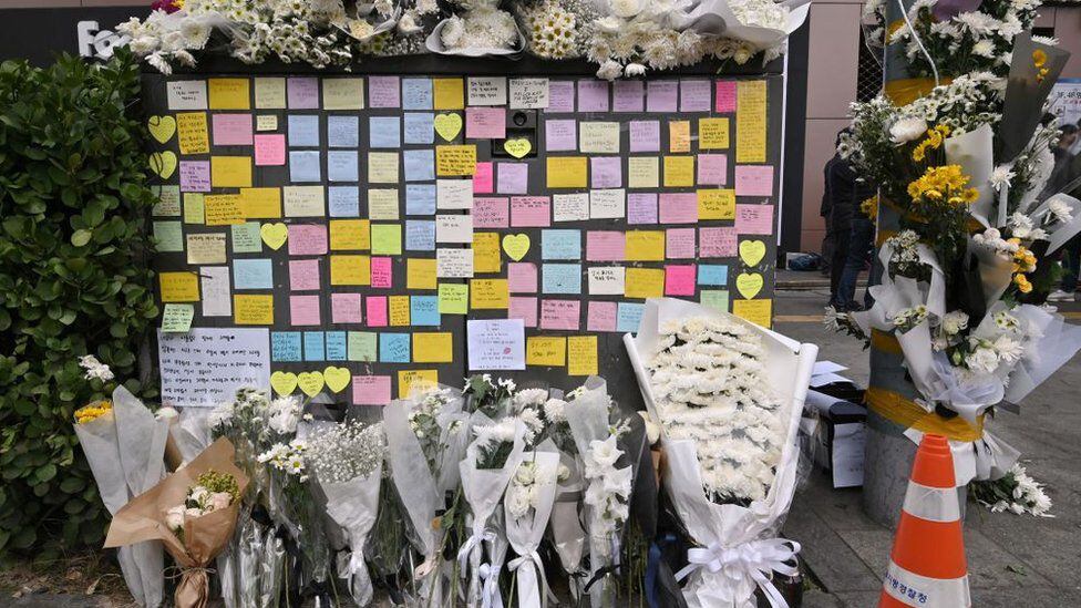 Monumento improvisado en recuerdo de las víctimas mortales fuera de una estación de metro en el distrito de Itaewon. / GETTY IMAGES
