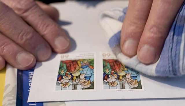 FOTO 8 | Desde 1950 salen de aquí cada año hasta dos millones de cartas y tarjetas de felicitaciones con el matasellos "Christkindl". (Foto: AFP)